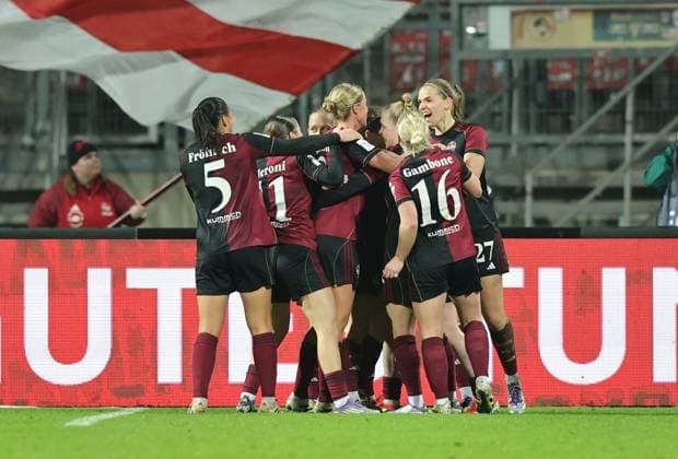 10.12.2025 - Fussball - Saison 2025 2026 - 1. Frauen - Fussball - Bundesliga - 11. Spieltag: 1. FC Nürnberg FCN ( Club ) - SG Eintracht Frankfurt SGE - Sportfoto Zink DaMa - xdaxmax - Jubel Freude Torjubel nach Tor zum 4:1 - Jacqueline Baumgärtel Baumgaertel (20, 1. FC Nürnberg FCN ) und Mannschaft Team jubelt freut sich - Torschütze: Jacqueline Baumgärtel Baumgaertel (20, 1. FC Nürnberg FCN )
