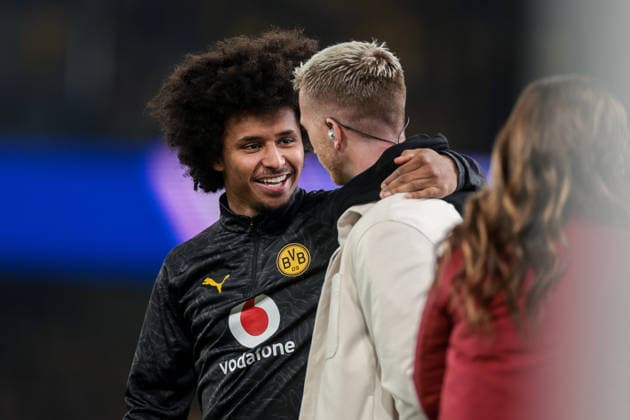 10.12.2025, Fussball, Saison 2025 2026, UEFA Champions League, Spieltag 6, Borussia Dortmund - FK Bodo Glimt, v. l. Karim Adeyemi (Borussia Dortmund) umarmt Marco Reus (LA Galaxy), Dortmund Signal Iduna Park NRW Deutschland xRHR-FOTO DEx Copyright: DennisxEwert RHR-FOTOx RHR-FOTO DE