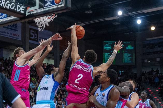 Spielaktion mit Alijah Comithier (2; Telekom Baskets Bonn), Tylan Birts (5; Telekom Baskets Bonn), Kur Jongkuch (15; Telekom Baskets Bonn), Nahiem Alleyne (4; Frankfurt Skyliners) und William Christmas (8; Frankfurt Skyliners) Telekom Baskets Bonn vs Frankfurt Skyliners Copyright: xFeyzullahxGökalpx