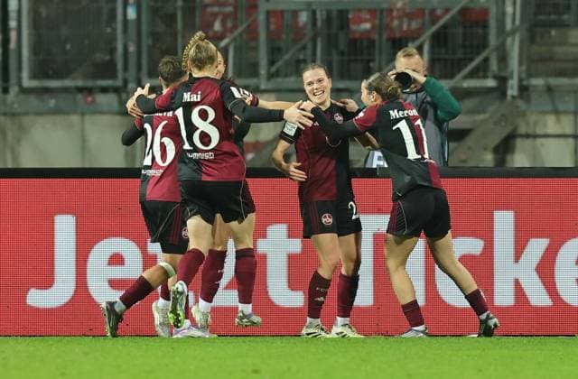 10.12.2025 - Fussball - Saison 2025 2026 - 1. Frauen - Fussball - Bundesliga - 11. Spieltag: 1. FC Nürnberg FCN ( Club ) - SG Eintracht Frankfurt SGE - Sportfoto Zink DaMa - xdaxmax - Jubel Freude Torjubel nach Tor zum 5:2 - Nastassja Lein (24, 1. FC Nürnberg FCN ) und Mannschaft Team jubelt freut sich - Torschütze: Nastassja Lein (24, 1. FC Nürnberg FCN )