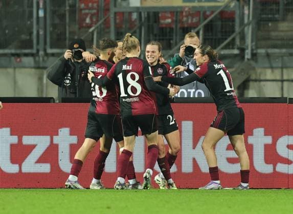 10.12.2025 - Fussball - Saison 2025 2026 - 1. Frauen - Fussball - Bundesliga - 11. Spieltag: 1. FC Nürnberg FCN ( Club ) - SG Eintracht Frankfurt SGE - Sportfoto Zink DaMa - xdaxmax - Jubel Freude Torjubel nach Tor zum 5:2 - Nastassja Lein (24, 1. FC Nürnberg FCN ) und Mannschaft Team jubelt freut sich - Torschütze: Nastassja Lein (24, 1. FC Nürnberg FCN )