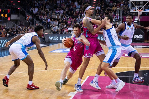 easyCredit Basketball Bundesliga, Telekom Baskets Bonn vs. Frankfurt Skyliners, 10.12.2025 Grayson Murphy (Telekom Baskets Bonn 7) in arger Bedrängnis -- easyCredit Basketball Bundesliga, Telekom Baskets Bonn vs. Frankfurt Skyliners, 10.12.2025, Telekom Dome Bonn Copyright: xBEAUTIFULxSPORTS Derixx