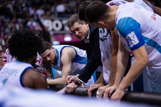 easyCredit Basketball Bundesliga, Telekom Baskets Bonn vs. Frankfurt Skyliners, 10.12.2025 Klaus Perwas (SKYLINERS FRANKFURT Head Coach) in der Auszeit -- easyCredit Basketball Bundesliga, Telekom Baskets Bonn vs. Frankfurt Skyliners, 10.12.2025, Telekom Dome Bonn Copyright: xBEAUTIFULxSPORTS Derixx