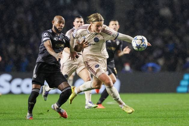 BAKU , 10-12-2025 , Tofiq Bahramov Stadion , Season 2025 2026 , UEFA Champions League football , match between FK Qarabag and Ajax Amsterdam , picture shows Qarabag FK player Emmanuel Addai and Ajax player Kasper Dolberg Qarabag - Ajax  x200104917x Copyright: