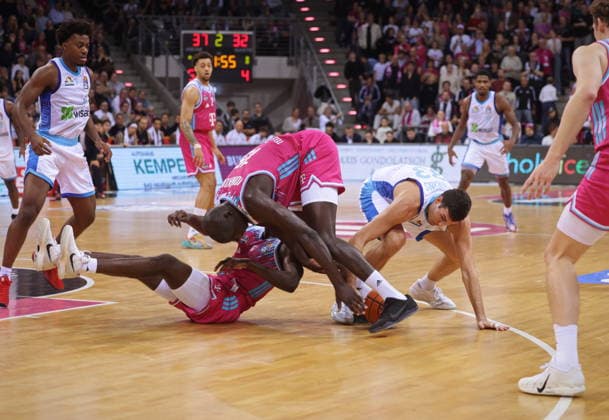 Am Boden: Telekom Baskets Bonn vs. SKYLINERS Frankfurt 11. Speiltag - Saison 2025 26