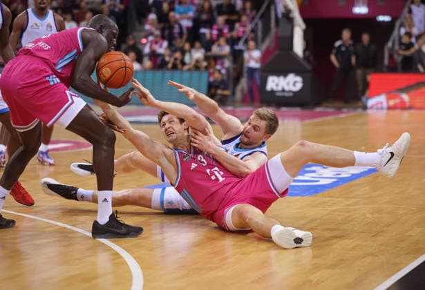 Am Boden: Patrick Heckmann Telekom Baskets Bonn vs. Till Pape SKYLINERS Frankfurt 11. Speiltag - Saison 2025 26