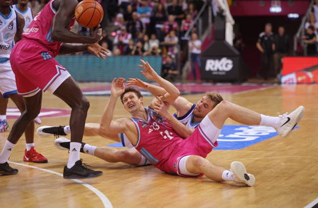 Am Boden: Patrick Heckmann Telekom Baskets Bonn vs. Till Pape SKYLINERS Frankfurt 11. Speiltag - Saison 2025 26