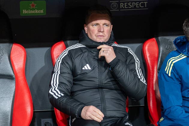 10.12.2025, Fussball: UEFA Champions League, Saison 2025 2026, 06. Spieltag, Bayer 04 Leverkusen - Newcastle United in der BayArena in Leverkusen. Eddie Howe (Newcastle United, Trainer) auf der Bank. Wichtiger Hinweis: Gemaess den Vorgaben der UEFA ist es untersagt, in dem Stadion und oder vom Spiel angefertigte Fotoaufnahmen in Form von Sequenzbildern und oder videoaehnlichen Fotostrecken zu verwerten bzw. verwerten zu lassen. Foto: Kirchner-Media Thomas Haesler Copyright: xKirchner-Media ThomasxHaeslerx