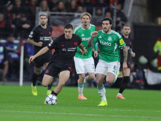 Ibrahim Maza (B04) gegen Sandro Tonali (Newcastle), hinten ist Nick Woltemade (Newcastle), UEFA Champions League, 6. Spieltag, Bayer 04 Leverkusen vs Newcastle United, Bayarena Leverkusen, Deutschland, 10.12.2025.