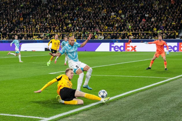 10.12.2025, Fussball, Saison 2025 2026, UEFA Champions League, Spieltag 6, Borussia Dortmund - FK Bodo Glimt, v. l. Maximilian Beier (Borussia Dortmund), Haitam Aleesami (FK Bodo Glimt), Dortmund Signal Iduna Park NRW Deutschland xRHR-FOTO DEx Copyright: DennisxEwert RHR-FOTOx RHR-FOTO DE