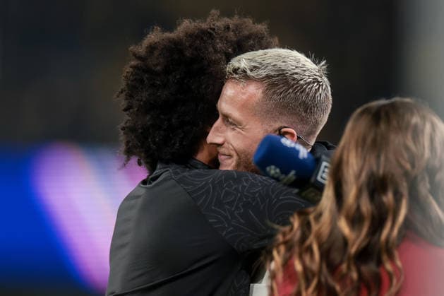 10.12.2025, Fussball, Saison 2025 2026, UEFA Champions League, Spieltag 6, Borussia Dortmund - FK Bodo Glimt, v. l. Karim Adeyemi (Borussia Dortmund) umarmt Marco Reus (LA Galaxy), Dortmund Signal Iduna Park NRW Deutschland xRHR-FOTO DEx Copyright: DennisxEwert RHR-FOTOx RHR-FOTO DE