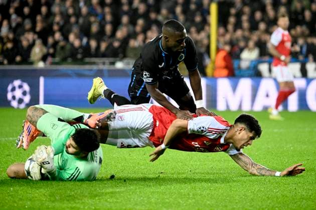Club Brugge v Arsenal - UEFA Champions League BRUGGE, BELGIUM - DECEMBER 10 : Forbs Carlos forward of Club Brugge, Raya David goalkeeper of Arsenal, Hincapie Piero defender of Arsenal during the UEFA Champions League 2025 26 League Phase MD6 match between Club Brugge and Arsenal on December 10, 2025 in Brugge, Belgium, 10 12 2025 Brugge Belgium  Copyright: xPeterxDexVoechtx