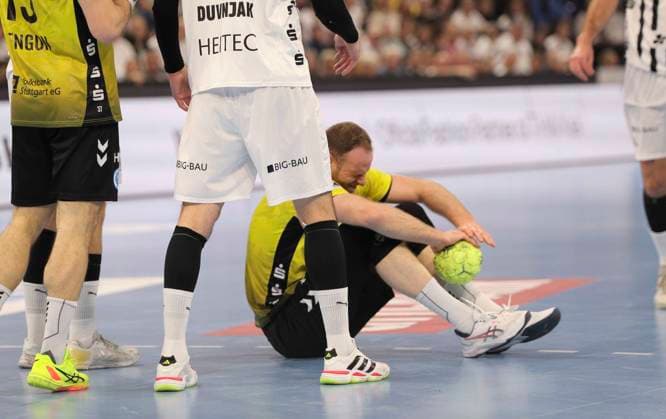 Foto : Verlierer am Boden .... Lenny RUBIN (Stuttgart) Handball Herren 1. Bundesliga am Mi. 10.12.2025 THW Kiel - TVB Stuttgart