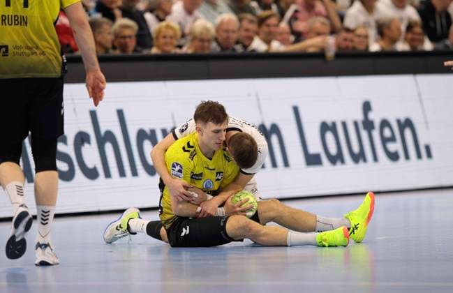 Foto : Lukas ZERBE (Kiel) hechtet gegen Simone MENGON (Stuttgart) Handball Herren 1. Bundesliga am Mi. 10.12.2025 THW Kiel - TVB Stuttgart