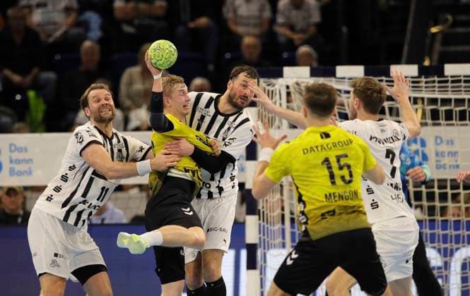 Foto : Torwurf von ..... Torben MATZGEN (Stuttgart) gegen Domagoj Duvnjak und links ... Petter Overby ( beide Kiel ) Handball Herren 1. Bundesliga am Mi. 10.12.2025 THW Kiel - TVB Stuttgart