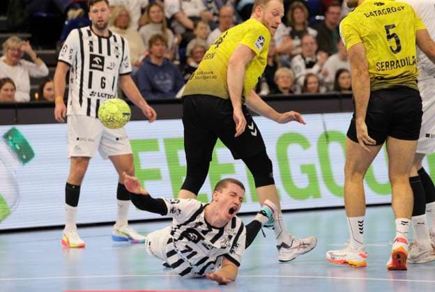Foto : Elias Ellefsen a Skipagotu (Kiel) wirft gegen Lenny Rubin Handball Herren 1. Bundesliga am Mi. 10.12.2025 THW Kiel - TVB Stuttgart