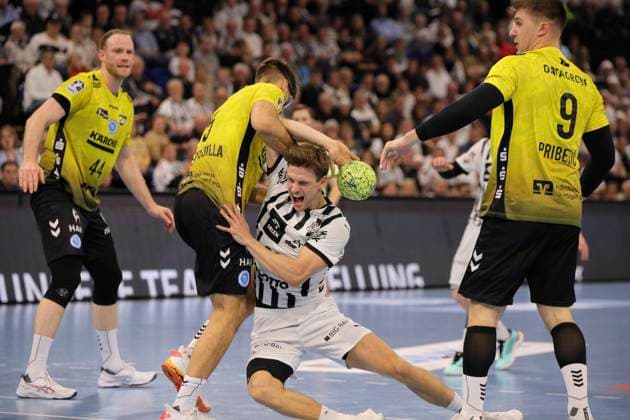 Foto : Torwurf von ..... Rune Dahmke (Kiel) gegen Antonio Serradilla und rechts ... Gianfranco Pribetic (Stuttgart) Handball Herren 1. Bundesliga am Mi. 10.12.2025 THW Kiel - TVB Stuttgart