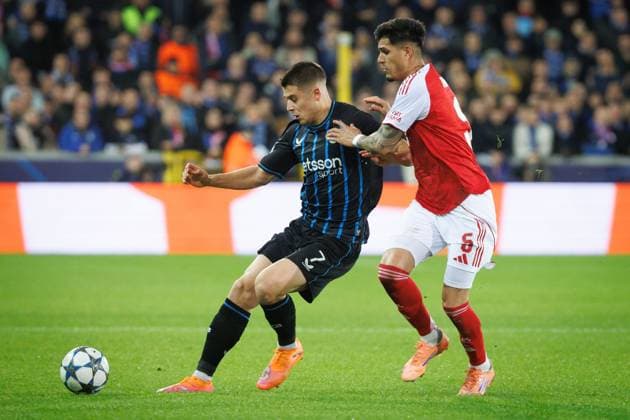 Club s Nicolo Tresoldi and Arsenal s Gabriel Magalhaes fight for the ball during a soccer game between Belgian soccer team Club Brugge KV and English Arsenal F.C, on Wednesday 10 December 2025 in Brugge, on day 6 (out of 8) of the League phase of the UEFA Champions League tournament. KURTxDESPLENTER  x148010781x