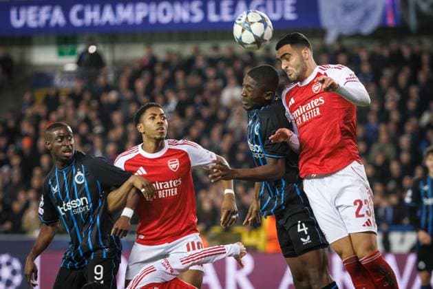 Club s Joel Ordonez and Arsenal s Mikel Merino fight for the ball during a soccer game between Belgian soccer team Club Brugge KV and English Arsenal F.C, on Wednesday 10 December 2025 in Brugge, on day 6 (out of 8) of the League phase of the UEFA Champions League tournament. KURTxDESPLENTER  x148010975x