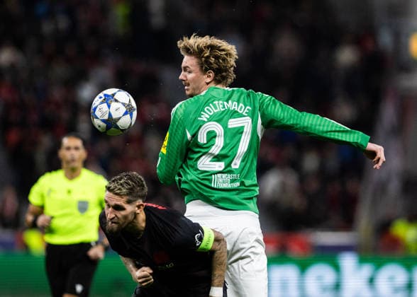 Leverkusen, Bayarena, 10.12.2025: Robert Andrich of Leverkusen challenges Nick Woltemade of Newcastle during the Championsleague match Bayer 04 Leverkusen v. Newcastle United.