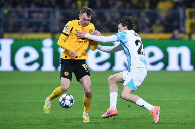 Fußball UEFA Champions League 6. Spieltag Borussia Dortmund - FK Bodö Glimt am 10.12.2025 im Signal Iduna Park in Dortmund Maximilian Beier ( Dortmund ), links - Isak Dybvik Määttä ( Bodö ), rechts