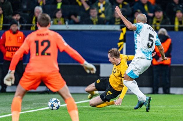 10.12.2025, Borussia Dortmund vs. FK Bodo Glimt, UEFA Champions League, 6.Spieltag Maximilian Beier (Borussia Dortmund, 14) Nikita Haikin (FK Bodo Glimt 1) Haitam Aleesami (FK Bodo Glimt 5) Regulations prohibit any use of photographs as image sequences and or quasi video Copyright: xBahhoxKarax