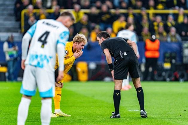 10.12.2025, Borussia Dortmund vs. FK Bodo Glimt, UEFA Champions League, 6.Spieltag Julian Brandt (Borussia Dortmund, 10) Odin Luras Bjortuft (FK Bodo Glimt 4) und Schiedsrichter Regulations prohibit any use of photographs as image sequences and or quasi video Copyright: xBahhoxKarax