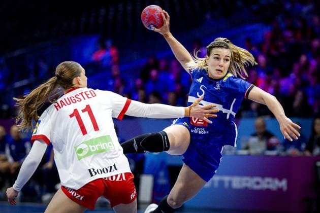 ROTTERDAM - Line Haugsted (DEN) and Clarisse Mairot (FRA) during the quarterfinal match of the World Handball Championship between Denmark and France in Ahoy Rotterdam. ANP ROBIN VAN LONKHUIJSEN xVIxANPxSportx xxANPxIVx 544518321 originalFilename: 544518321.jpg
