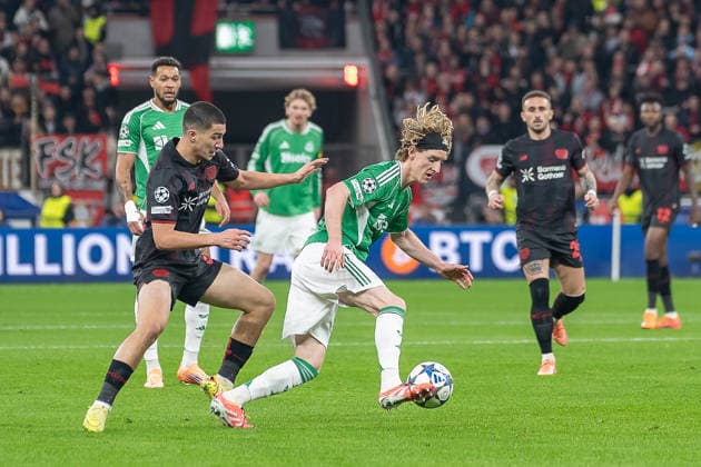 10.12.2025, Fussball: UEFA Champions League, Saison 2025 2026, 06. Spieltag, Bayer 04 Leverkusen - Newcastle United in der BayArena in Leverkusen. Zweikampf zwischen Ibrahim Maza (Bayer 04 Leverkusen, 30) und Anthony Gordon (Newcastle United, 10). Wichtiger Hinweis: Gemaess den Vorgaben der UEFA ist es untersagt, in dem Stadion und oder vom Spiel angefertigte Fotoaufnahmen in Form von Sequenzbildern und oder videoaehnlichen Fotostrecken zu verwerten bzw. verwerten zu lassen. Foto: Kirchner-Media Thomas Haesler Copyright: xKirchner-Media ThomasxHaeslerx