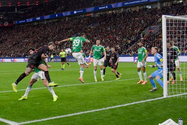 Robert Andrich (Leverkusen 8) erzielt das Tor zum 1:0 10.12.2025 Fussball Champions League, Bayer Leverkusen vs Newcastle United FC, BayArena, Leverkusen,