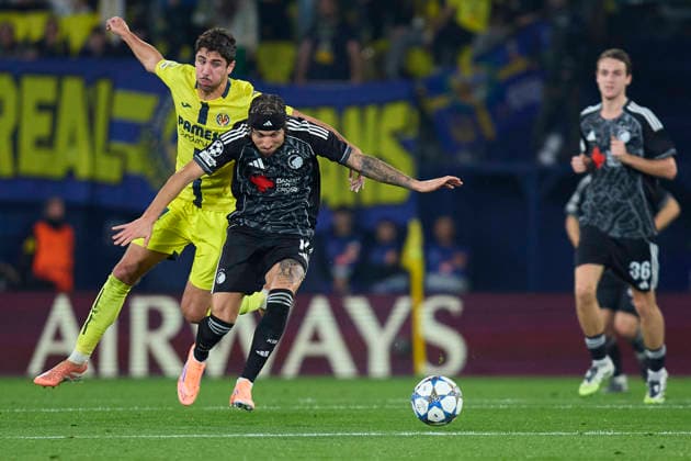 Villarreal CF v F.C. Copenhagen - UEFA Champions League 2025 26 League Phase MD6 VILLARREAL, SPAIN - DECEMBER 10: Jordan Larsson of FC Copenhagen competes for the ball with Santi Comesana of Villarreal CF during the UEFA Champions League 2025 26 League Phase MD6 match between Villarreal CF and F.C. Copenhagen at Estadio de la Ceramica on December 10, 2025 in Villarreal, Spain. (Photo by Jose Torres Photo Players Images Magara Press) Villarreal Estadio de la Ceramica Spain Copyright: xJosexTorresx