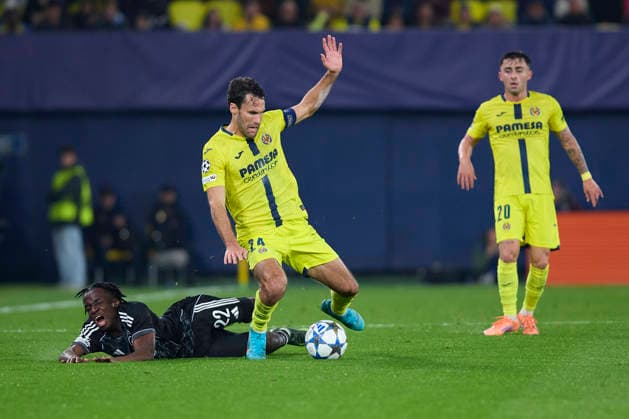 Villarreal CF v F.C. Copenhagen - UEFA Champions League 2025 26 League Phase MD6 VILLARREAL, SPAIN - DECEMBER 10: Yoram Zague of FC Copenhagen competes for the ball with Alfonso Pedraza of Villarreal CF during the UEFA Champions League 2025 26 League Phase MD6 match between Villarreal CF and F.C. Copenhagen at Estadio de la Ceramica on December 10, 2025 in Villarreal, Spain. (Photo by Jose Torres Photo Players Images Magara Press) Villarreal Estadio de la Ceramica Spain Copyright: xJosexTorresx
