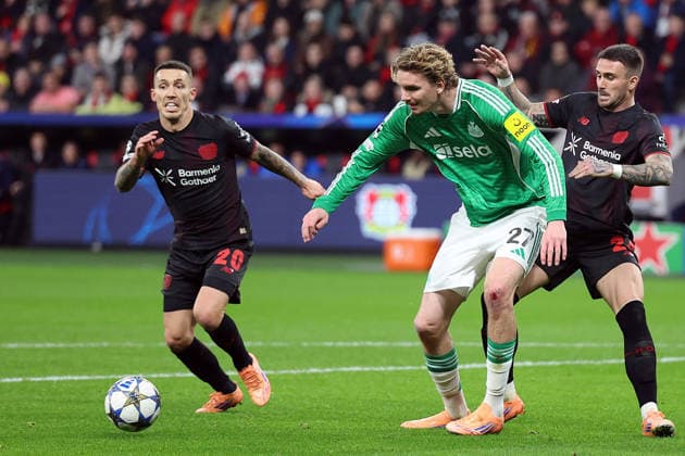 10.12.2025, xrekx, Fussball UEFA Champions League, Bayer 04 Leverkusen - Newcastle United v.l. Alejandro Grimaldo (Bayer 04 Leverkusen) Nick Woltemade (Newcastle United) Aleix Garcia (Bayer 04 Leverkusen) Zweikampf, Aktion, action, battle for the ball (DFL DFB REGULATIONS PROHIBIT ANY USE OF PHOTOGRAPHS as IMAGE SEQUENCES and or QUASI-VIDEO) Leverkusen
