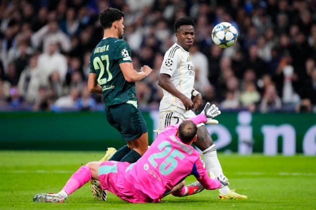 Real Madrid C.F. v Manchester City - UEFA Champions League 2025 26 League Phase MD6 Vinicius Junior left winger of Real Madrid and Brazil shooting to goal and Gianluigi Donnarumma goalkeeper of Manchester City and Italy makes a save during the UEFA Champions League 2025 26 League Phase MD6 match between Real Madrid C.F. and Manchester City at Estadio Santiago Bernabeu on December 10, 2025 in Madrid, Spain. Madrid Spain  Copyright: xJosexBretonx originalFilename:bretonhernandez-realmadr251210_npcwt.jpg