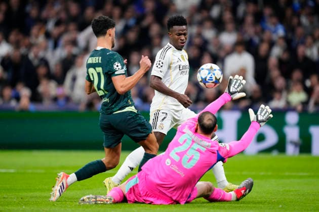 Real Madrid C.F. v Manchester City - UEFA Champions League 2025 26 League Phase MD6 Vinicius Junior left winger of Real Madrid and Brazil shooting to goal and Gianluigi Donnarumma goalkeeper of Manchester City and Italy makes a save during the UEFA Champions League 2025 26 League Phase MD6 match between Real Madrid C.F. and Manchester City at Estadio Santiago Bernabeu on December 10, 2025 in Madrid, Spain. Madrid Spain  Copyright: xJosexBretonx originalFilename:bretonhernandez-realmadr251210_nphXL.jpg