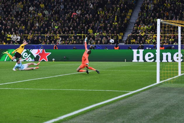 Fußball UEFA Champions League 6. Spieltag Borussia Dortmund - FK Bodö Glimt am 10.12.2025 im Signal Iduna Park in Dortmund Torschuss Tor zum 1:0 durch Julian Brandt ( Dortmund )