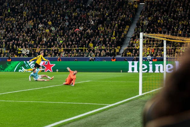 10.12.2025, Fussball, Saison 2025 2026, UEFA Champions League, Spieltag 6, Borussia Dortmund - FK Bodo Glimt, Julian Brandt (Borussia Dortmund) trifft zum 1:0 gegen Torwart Nikita Haikin (FK Bodo Glimt), Dortmund Signal Iduna Park NRW Deutschland xRHR-FOTO DEx Copyright: DennisxEwert RHR-FOTOx RHR-FOTO DE