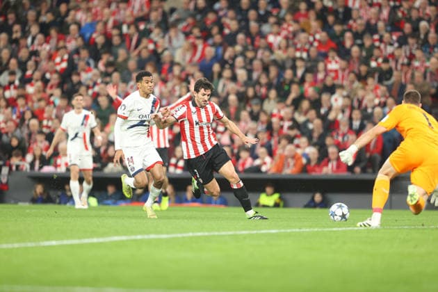 Athletic Club v Paris Saint-Germain - UEFA Champions League 2025 26 League Phase MD1 Athletic Club v Paris Saint-Germain PSG - UEFA Champions Dani Vivian (Athletic Club) controls the ball, Credit:Juan Lazkano Avalon Spain, Basque Country, Bilbao, San Mames  Copyright: xJuanxLazkanox xAvalonx 1058232773