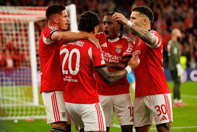 Players of Benfica seen celebrating after goal from Richard Rios during Champions League league phase game between SL Benfica and SSC Napoli (Maciej Rogowski Ball Raw Images) Lisbon Estadio da Luz Portugal Copyright: xMaciejxRogowskix maciejrogowski_benfica_napoli_2526-08
