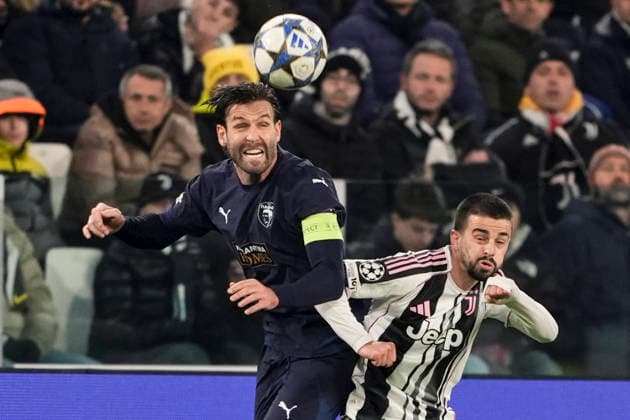Juventus™s Nicolas Gonzalez jumps for the ball with Pafos™ David Goldar during the Uefa Champions League soccer match, between Juventus and Pafos at the Allianz Stadium in Turin, League phase Matchday 6, north west Italy - December 10, 2025. - Soccer  Copyright: xFabioxFerrari LaPressex