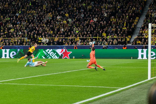 10.12.2025, Fussball, Saison 2025 2026, UEFA Champions League, Spieltag 6, Borussia Dortmund - FK Bodo Glimt, Julian Brandt (Borussia Dortmund) trifft zum 1:0 gegen Torwart Nikita Haikin (FK Bodo Glimt), Dortmund Signal Iduna Park NRW Deutschland xRHR-FOTO DEx Copyright: DennisxEwert RHR-FOTOx RHR-FOTO DE
