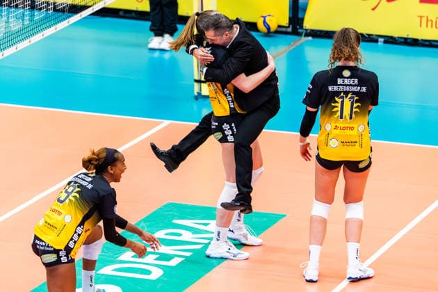 10.12.2025, GER, Volleyball, Frauen, Saison 25 26, ZOI DVV-Pokal, Halbfinale, VfB 91 Suhl Lotto Thueringen - Dresdner SC der VfB Suhl gewinnt das Pokalhalbfinale gegen den Dresdner SC mit 3:2 Sätzen 98527 Suhl Sporthalle Wolfsgrube Thüringen Deutschland