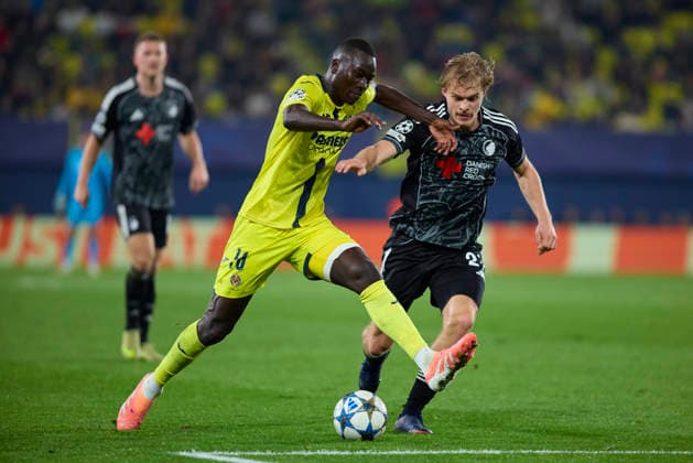 Villarreal CF v F.C. Copenhagen - UEFA Champions League 2025 26 League Phase MD6 VILLARREAL, SPAIN - DECEMBER 10: Nicolas Pepe of Villarreal CF competes for the ball with Mads Emil Madsen of FC Copenhagen during the UEFA Champions League 2025 26 League Phase MD6 match between Villarreal CF and F.C. Copenhagen at Estadio de la Ceramica on December 10, 2025 in Villarreal, Spain. (Photo by Jose Torres Photo Players Images Magara Press) Villarreal Estadio de la Ceramica Spain Copyright: xJosexTorresx