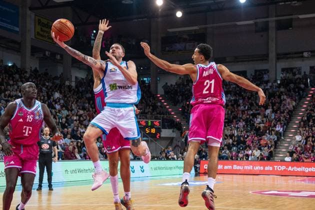 Spielaktion mit Logan Johnson (0; Frankfurt Skyliners) mit Zug zum Korb für die Frankfurt Skyliners und Kur Jongkuch (15; Telekom Baskets Bonn), Joel Aminu (21, Telekom Baskets Bonn) am Spieltag 11. in der easyCredit BBL in Bonn Telekom Baskets Bonn vs Frankfurt Skyliners Copyright: xFeyzullahxGökalpx