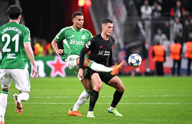 Fussball, Champions League, Deutschland, Herren, Saison 2025 2026, 6. Spieltag, BayArena Leverkusen: Bayer Leverkusen - Newcastle United; Patrik Schick (LEV), Malick Thiaw (NEW). Aktion