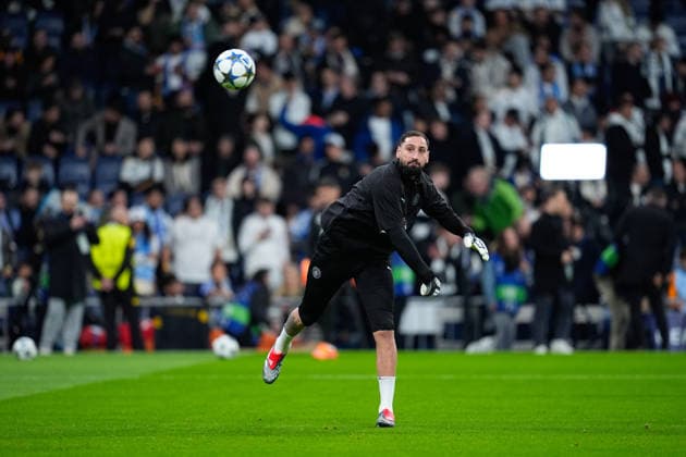 December 10, 2025, Madrid, Madrid, Spain: Gianluigi Donnarumma of Manchester City warms up during the UEFA Champions League 2025 26 League Phase MD6 match between Real Madrid C.F. and Manchester City at Bernabeu stadium on December 10, 2025 in Madrid, Spain. Madrid Spain - ZUMAa181 20251210_zaa_a181_155 Copyright: xDennisxAgyemanx