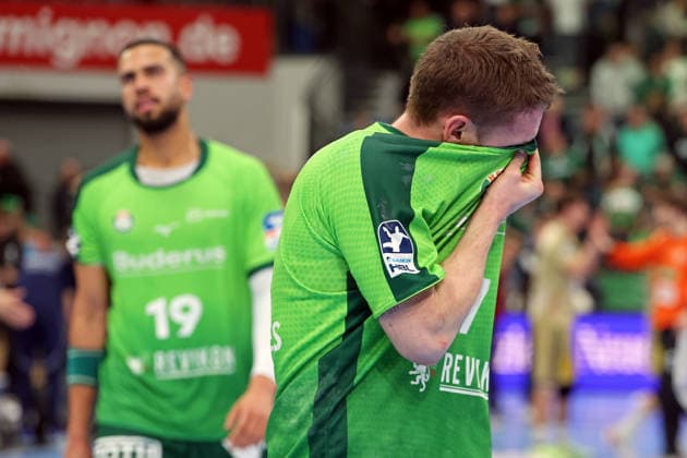 10.12.2025, xovx, Handball Daikin Handball Bundesliga, HSG Wetzlar - TSV Hannover-Burgdorf Philipp Ahouansou (HSG Wetzlar) und Dominik Mappes (HSG Wetzlar) enttäuscht, enttäuscht schauend nach der 28:38 Niederlage gegen den TSV Hannover-Burgdorf (DFL DFB REGULATIONS PROHIBIT ANY USE OF PHOTOGRAPHS as IMAGE SEQUENCES and or QUASI-VIDEO) Wetzlar Buderus-Arena Hessen Deutschland (DE)