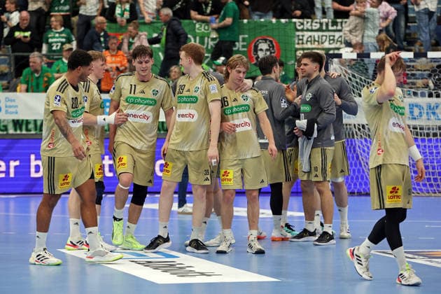 10.12.2025, xovx, Handball Daikin Handball Bundesliga, HSG Wetzlar - TSV Hannover-Burgdorf Die Spieler des TSV Hannover-Burgdorf bejubeln den 38:28 Sieg in Wetzlar (DFL DFB REGULATIONS PROHIBIT ANY USE OF PHOTOGRAPHS as IMAGE SEQUENCES and or QUASI-VIDEO) Wetzlar Buderus-Arena Hessen Deutschland (DE)