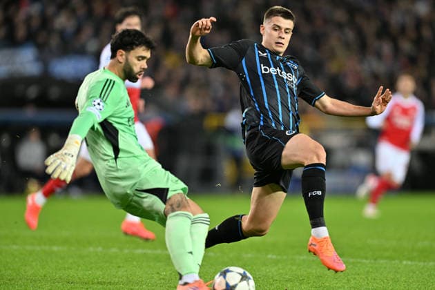 251210 Club Brugge vs Arsenal Nicolo Tresoldi (7) of Club Brugge defending on goalkeeper David Raya (1) of Arsenal during the Uefa Champions League 6th matchday in the League phase game in season 2025 - 2026 between Club Brugge KV and Arsenal FC on December 10 , 2025 in Brugge, Belgium. (Photo by David Catry Isosport) Brugge Belgium  Copyright: xDavidxCatryx 20251210DC2_9648