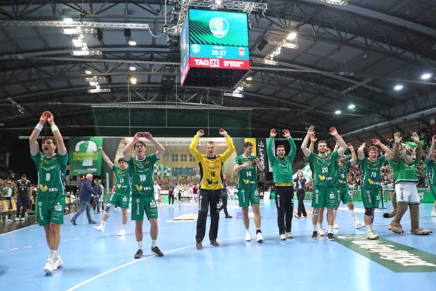Handball DAIKIN HBL, SC DHfK Leipzig - HSV Hamburg; 10.12.2025 Jubel beim Team des SC DHfK Leipzig über den ersten Sieg der Saison. Handball, DAIKIN HBL, 1. Bundesliga, Saison 2025 2026, 16. Spieltag: SC DHfK Leipzig vs. Handball Verein Hamburg am 10.12.2025 in der Quarterback Immobilien Arena Leipzig. Copyright: xBEAUTIFULxSPORTS JanxKaeferx